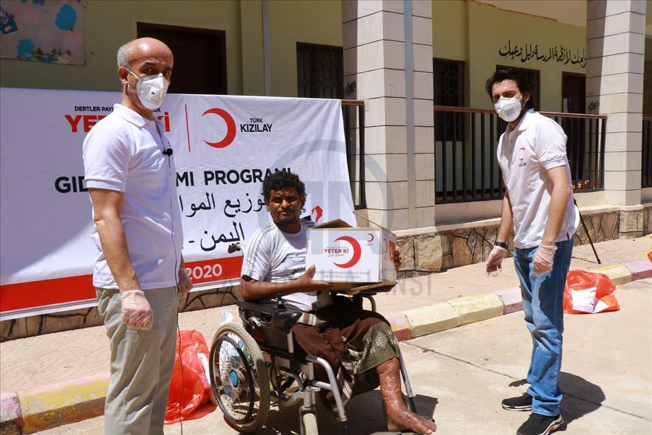 الهلال الأحمر التركي يدشن توزيع سلال غذائية باليمن
