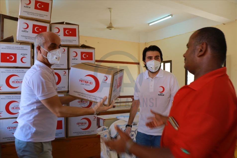 الهلال الأحمر التركي يدشن توزيع سلال غذائية باليمن
