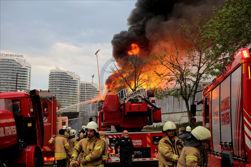 İstanbul'da ambalaj atığı toplama ve ayırma tesisinde yangın 
