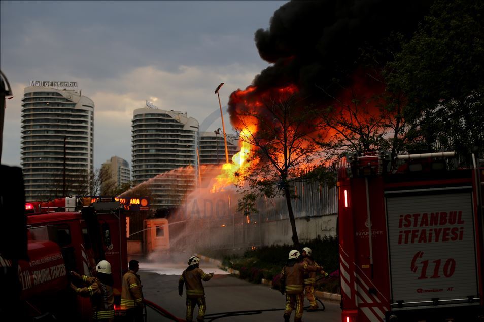 İstanbul'da ambalaj atığı toplama ve ayırma tesisinde yangın 
