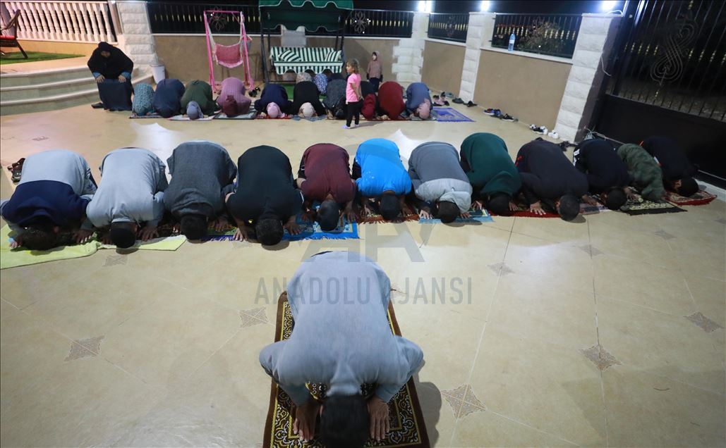 رغم كورونا.. التراويح تجمع مصلين بمنزل فلسطيني