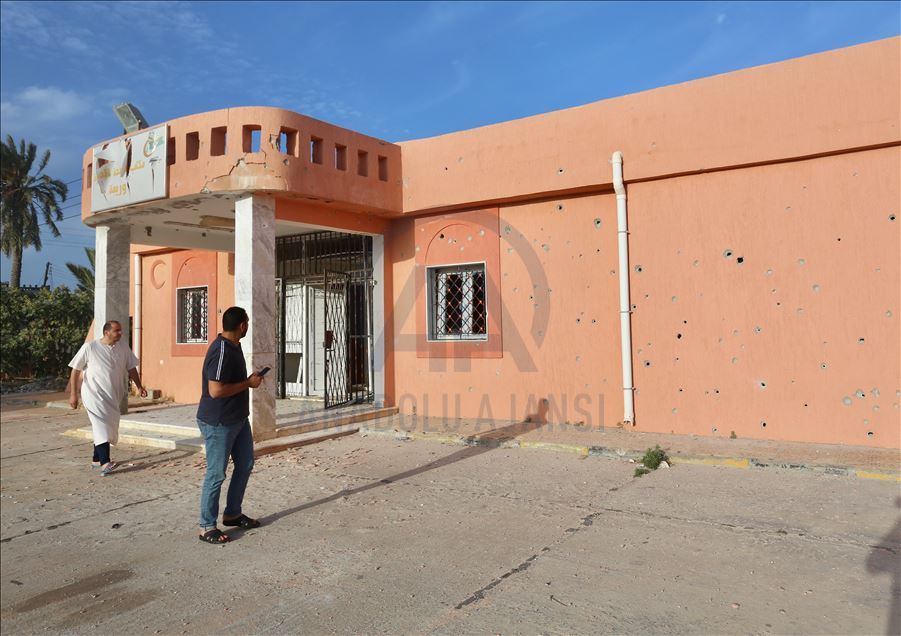 ليبيا.. قذائف مليشيا حفتر تسبب أضراراً في مستوصف بتاجوراء 
