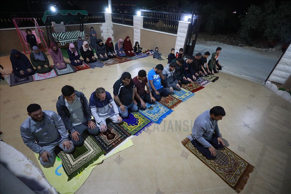 رغم كورونا.. التراويح تجمع مصلين بمنزل فلسطيني