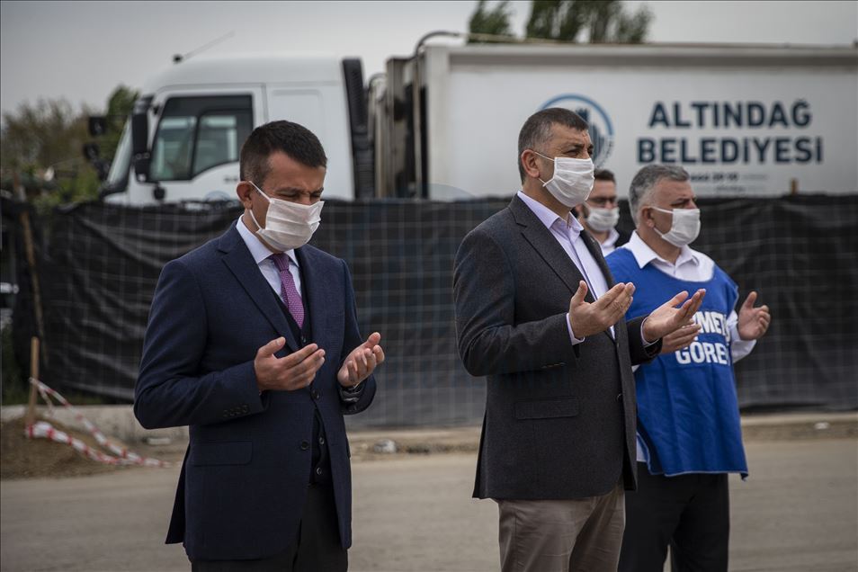 Ankara'da sosyal mesafeli 1 Mayıs kutlaması
