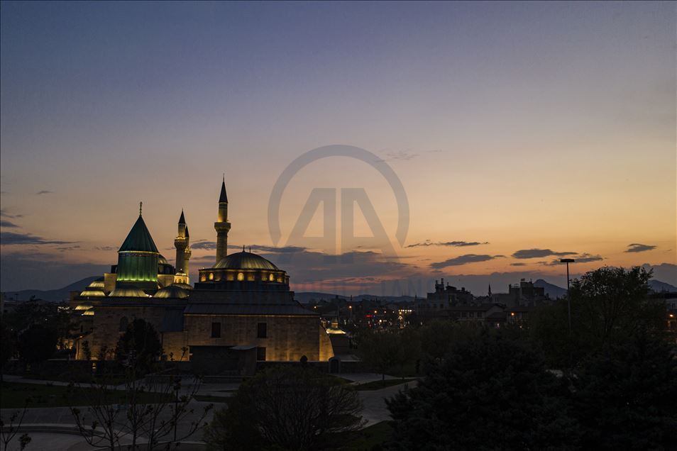 Her yıl dolup taşan Mevlana Meydanı'nda koronavirüs sessizliği