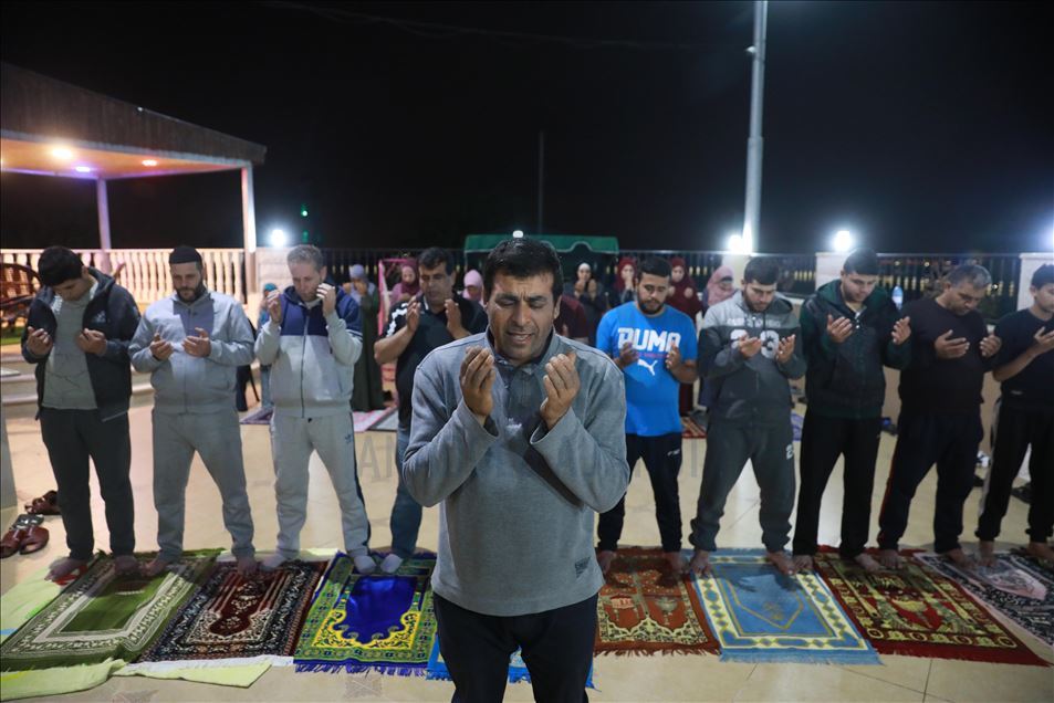 رغم كورونا.. التراويح تجمع مصلين بمنزل فلسطيني