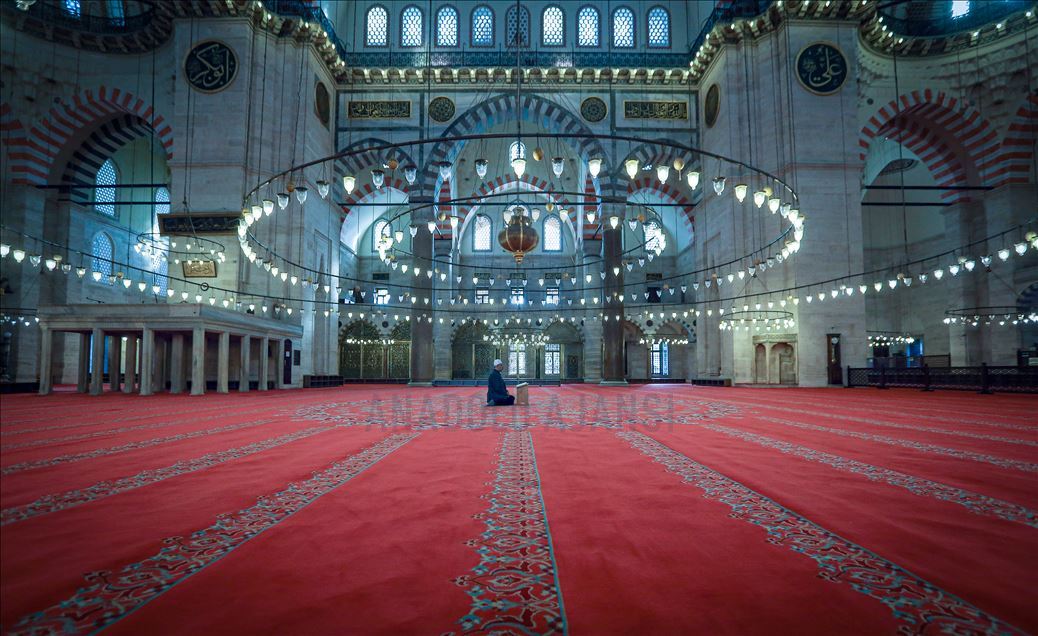 Süleymaniye Camisi'nde salgın mahzunluğu