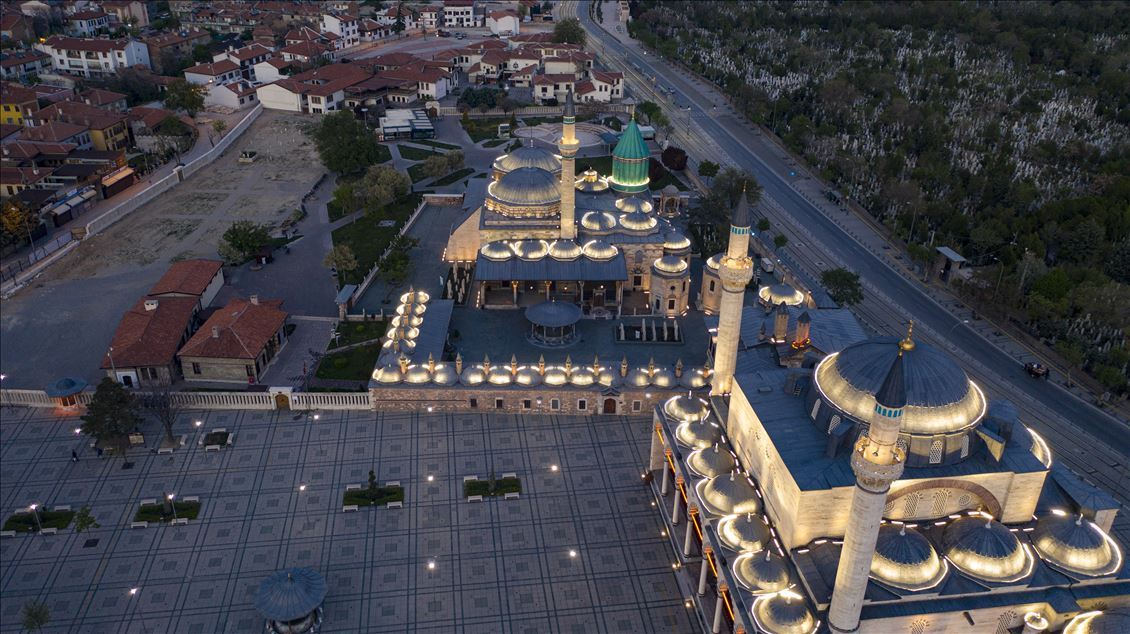 Her yıl dolup taşan Mevlana Meydanı'nda koronavirüs sessizliği