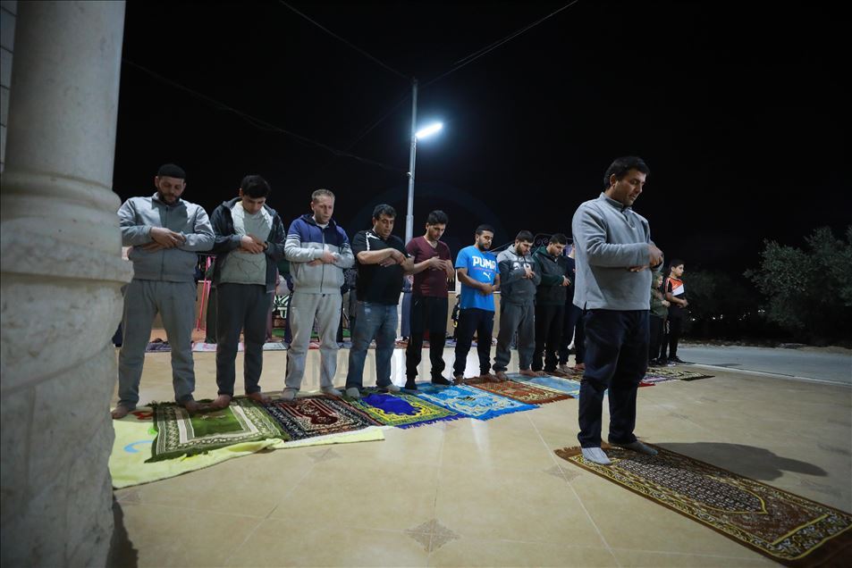 رغم كورونا.. التراويح تجمع مصلين بمنزل فلسطيني