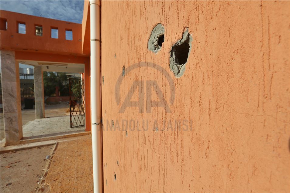 ليبيا.. قذائف مليشيا حفتر تسبب أضراراً في مستوصف بتاجوراء 
