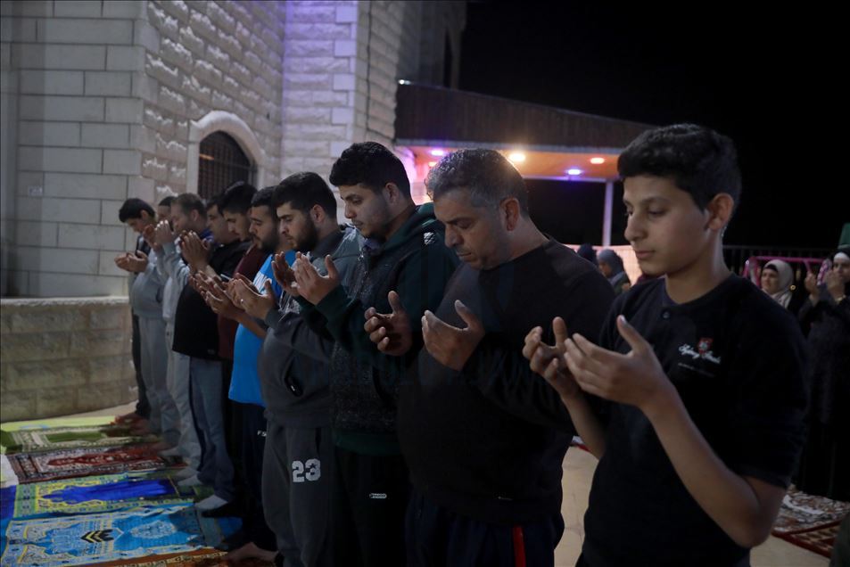 رغم كورونا.. التراويح تجمع مصلين بمنزل فلسطيني