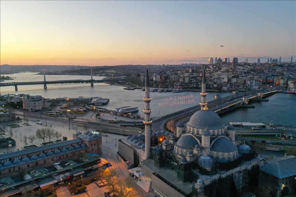 İstanbul'da camilere mahya asıldı