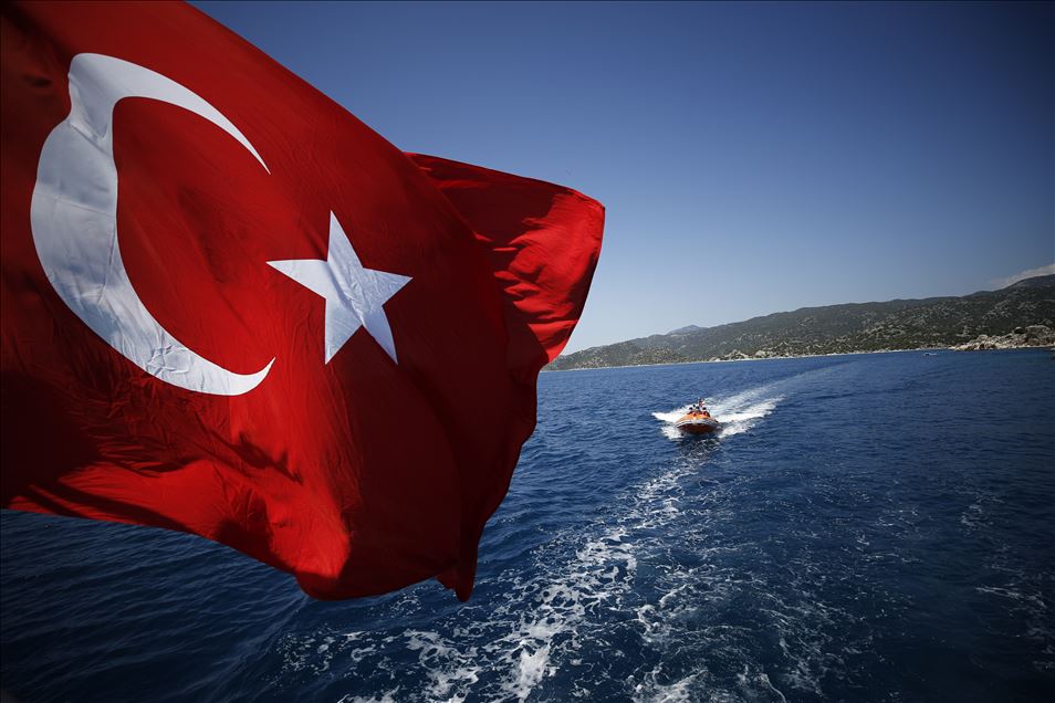 "Vefa ekibi" Kaleköy sakinlerinin ihtiyaçlarını tekneyle ulaştırıyor