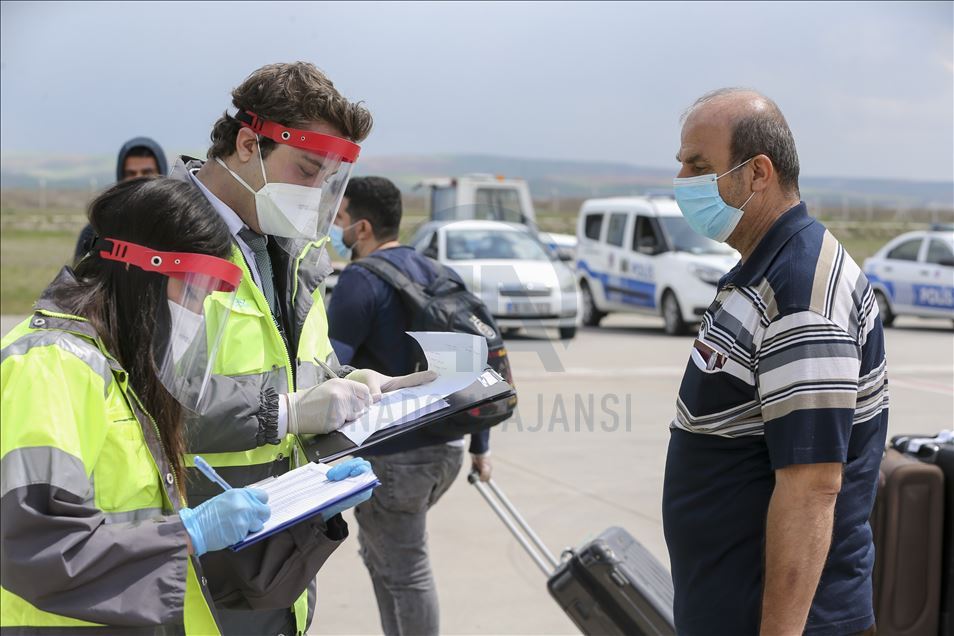 Suudi Arabistan'dan tahliye edilen 167 Türk vatandaşını taşıyan uçak Ankara'ya geldi