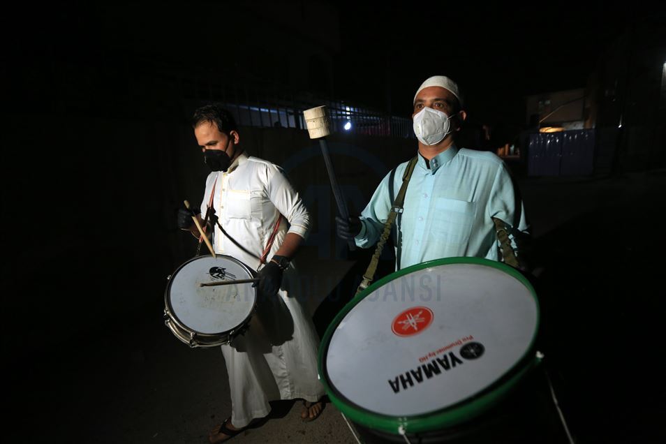 مسحراتي بغداد.. يوقظ الصائمين رغم حظر التجوال
