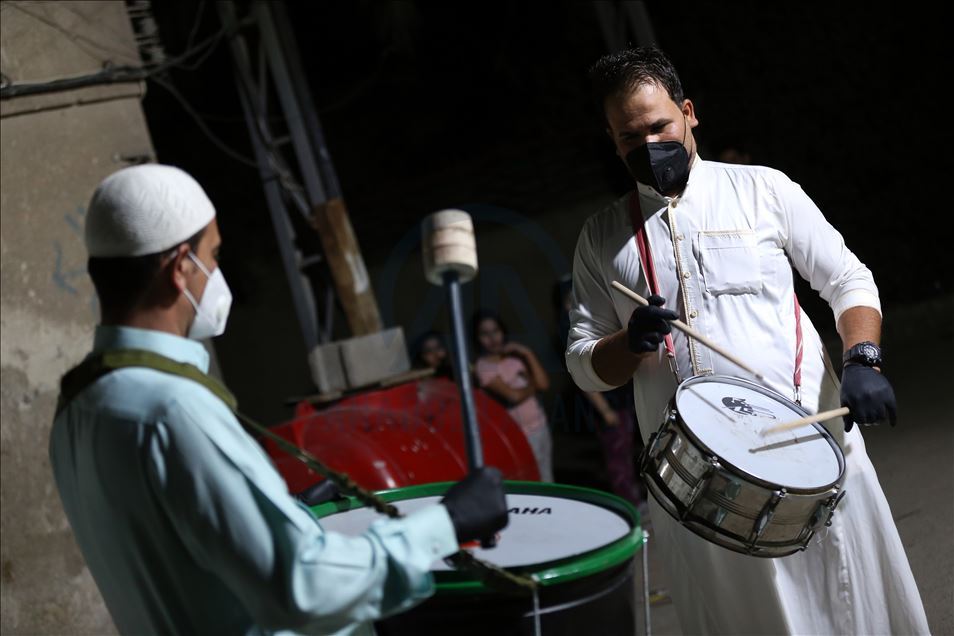مسحراتي بغداد.. يوقظ الصائمين رغم حظر التجوال
