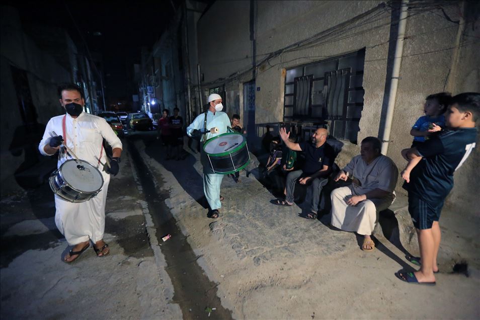 مسحراتي بغداد.. يوقظ الصائمين رغم حظر التجوال
