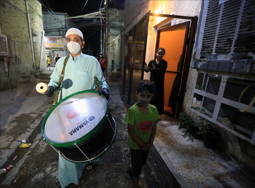 مسحراتي بغداد.. يوقظ الصائمين رغم حظر التجوال
