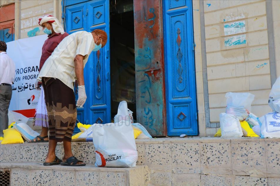 الهلال الأحمر التركي يواصل توزيع سلال غذائية في اليمن