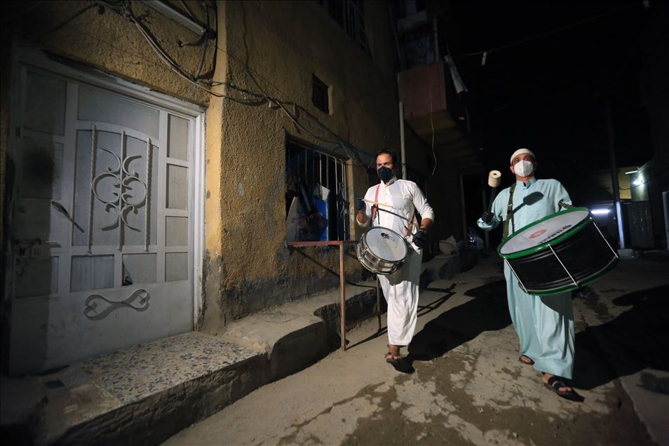 مسحراتي بغداد.. يوقظ الصائمين رغم حظر التجوال
