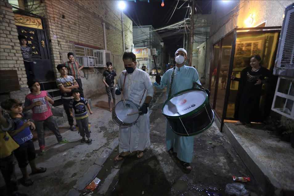 مسحراتي بغداد.. يوقظ الصائمين رغم حظر التجوال
