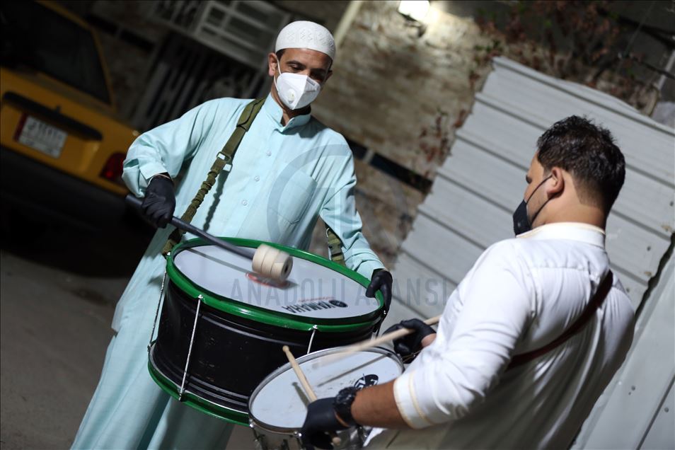 مسحراتي بغداد.. يوقظ الصائمين رغم حظر التجوال
