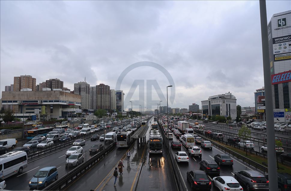 İstanbul'da trafik yoğunluğu yüzde 50'yi geçti