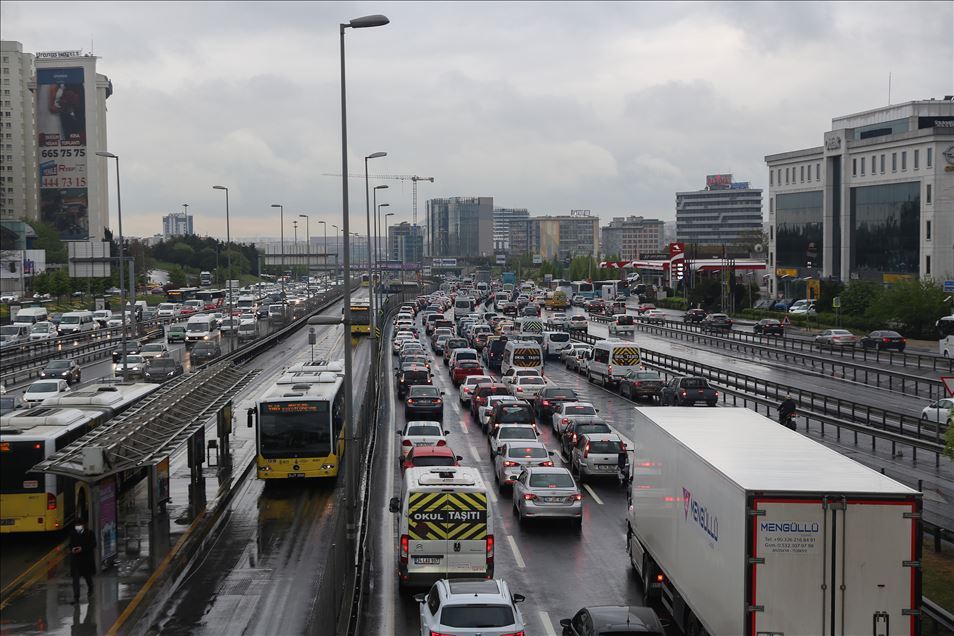 İstanbul'da trafik yoğunluğu yüzde 50'yi geçti