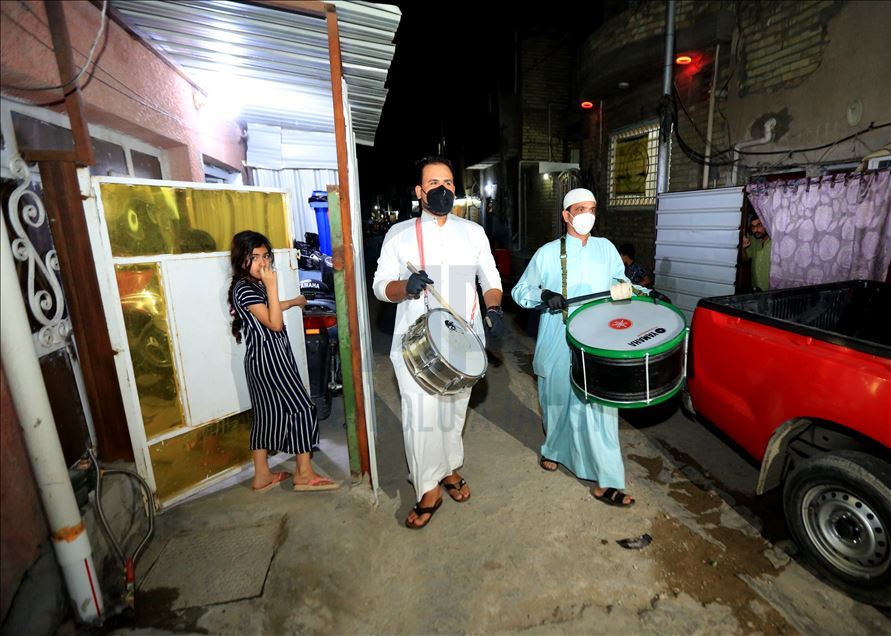 مسحراتي بغداد.. يوقظ الصائمين رغم حظر التجوال
