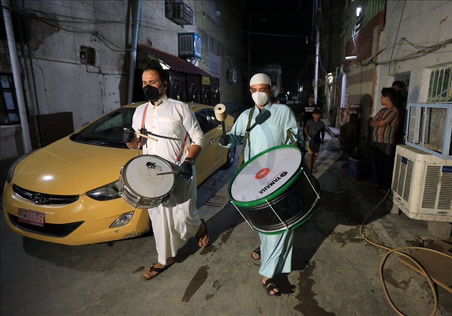 مسحراتي بغداد.. يوقظ الصائمين رغم حظر التجوال
