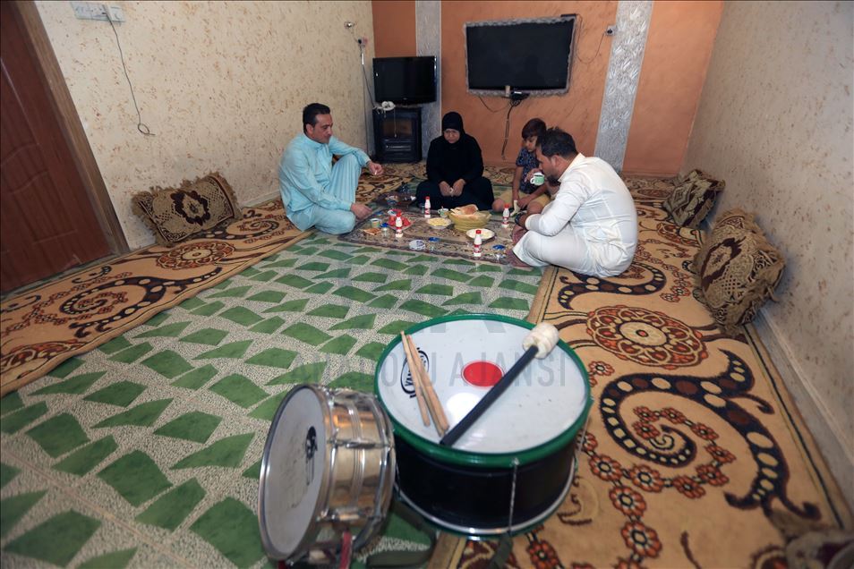 مسحراتي بغداد.. يوقظ الصائمين رغم حظر التجوال
