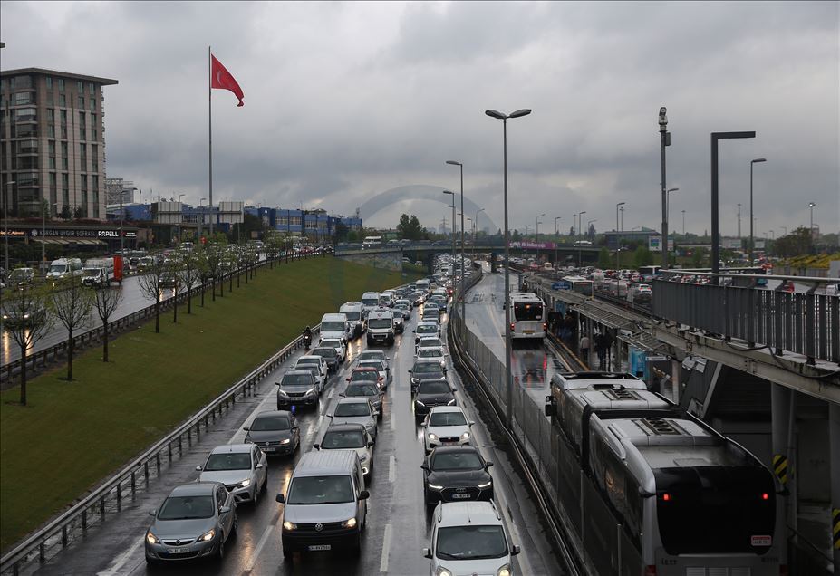 İstanbul'da trafik yoğunluğu yüzde 50'yi geçti