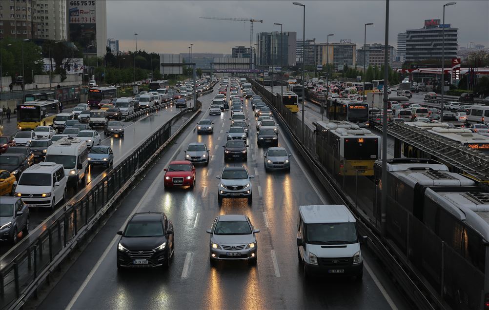 İstanbul'da trafik yoğunluğu yüzde 50'yi geçti