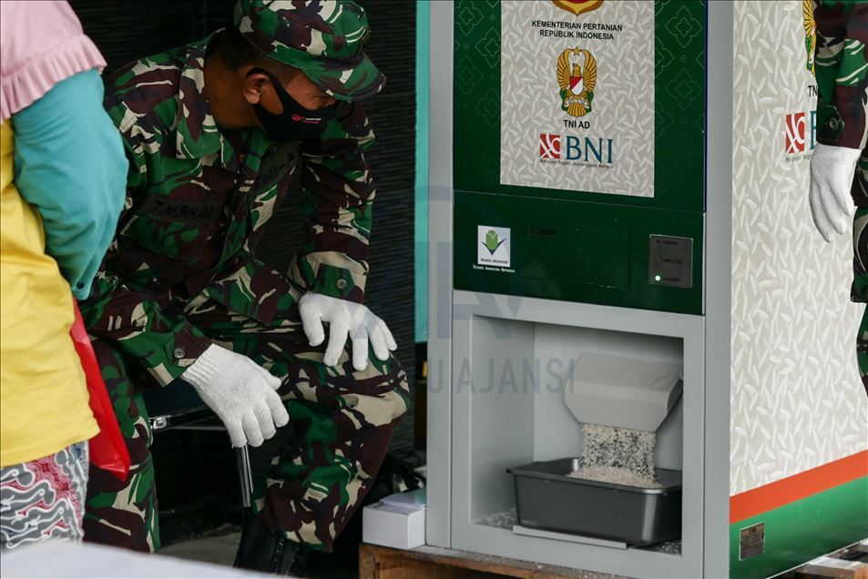ATM beras bagi warga terdampak Covid-19