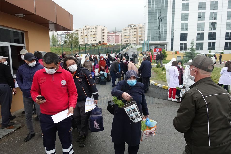 trabzon da karantina suresi dolan vatandaslara fidan hediye edildi anadolu ajansi