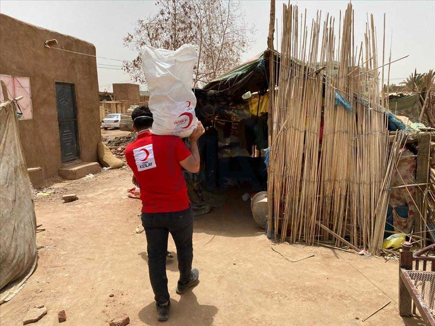 وزع الهلال الأحمر التركي، الخميس، 