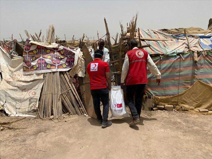 وزع الهلال الأحمر التركي، الخميس، 