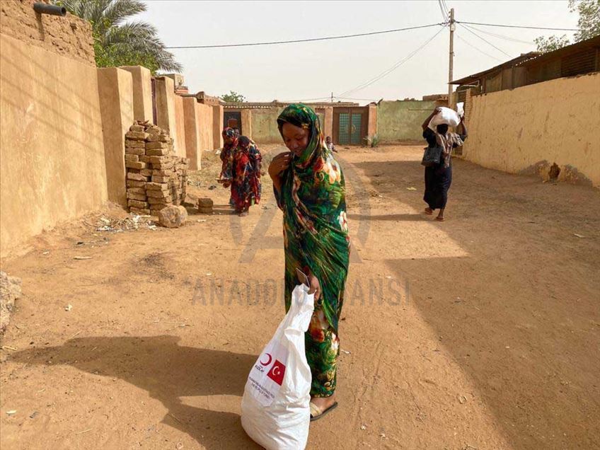 وزع الهلال الأحمر التركي، الخميس، 