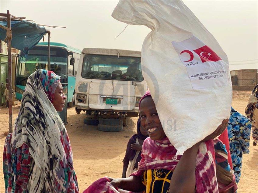 وزع الهلال الأحمر التركي، الخميس، 