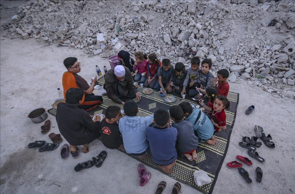 Syrian orphans break fast amid debris in Idlib
