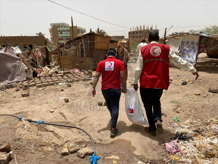 وزع الهلال الأحمر التركي، الخميس، 