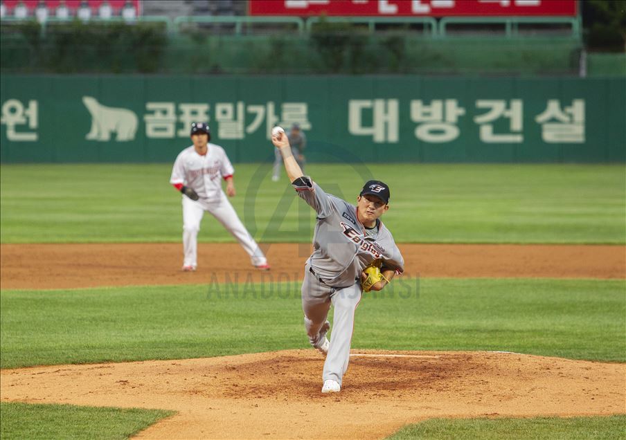 Baseball season resumes in South Korea without spectators