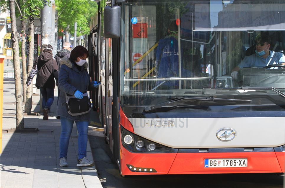 U Beogradu ponovo pokrenut gradski prevoz: U autobus sa maskom i rukavicama