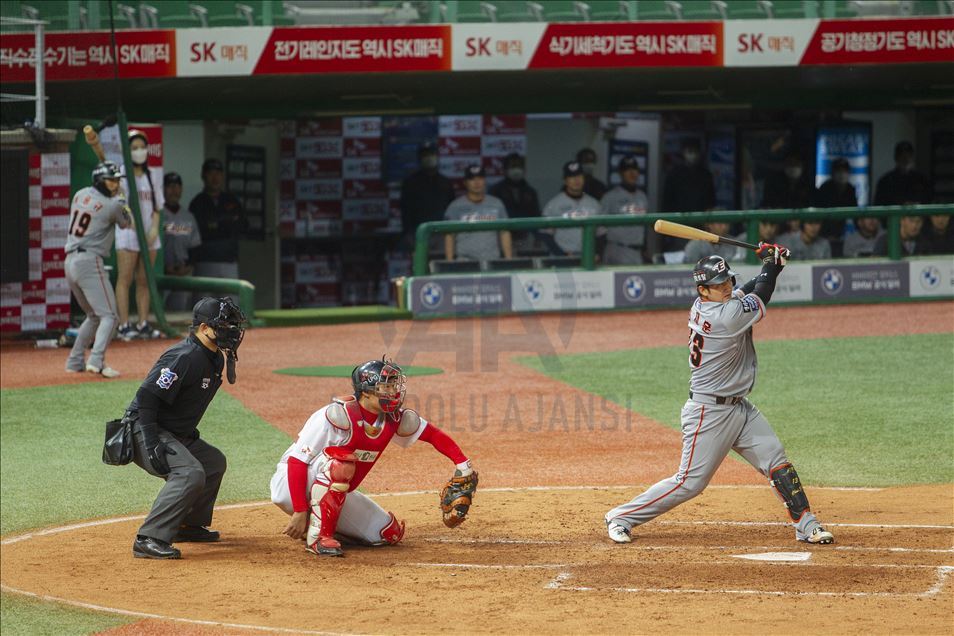 Baseball season resumes in South Korea without spectators