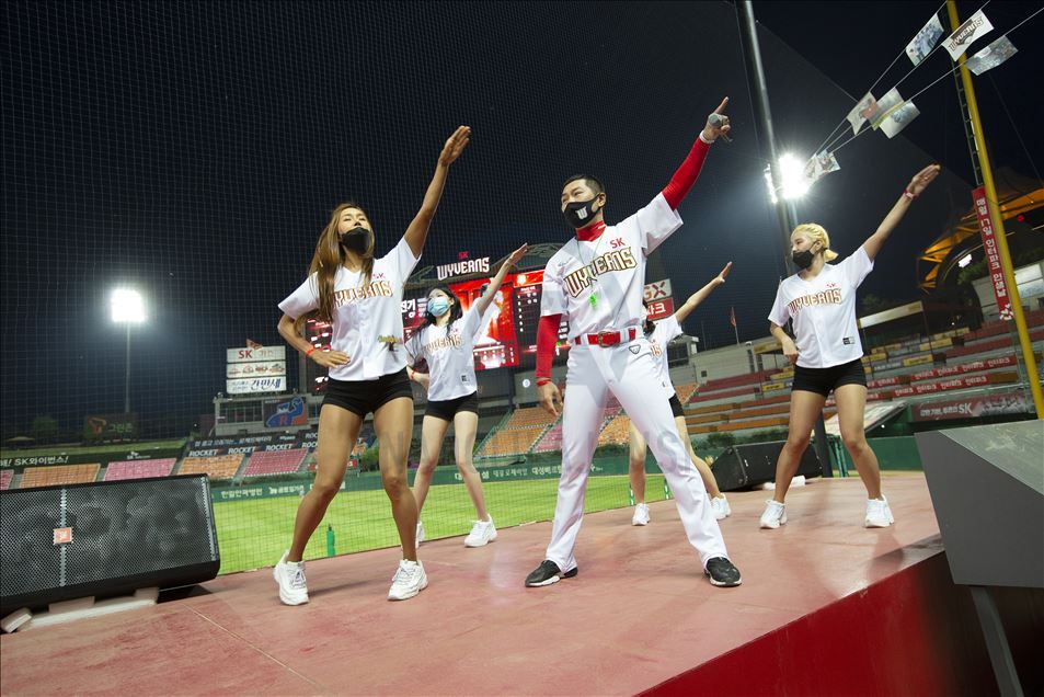 Baseball season resumes in South Korea without spectators