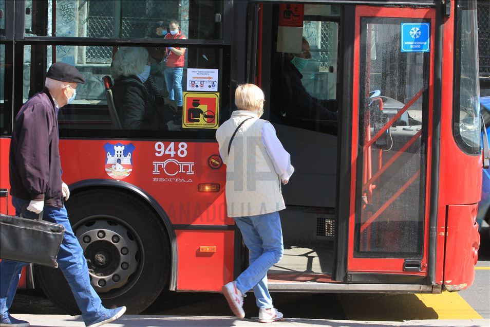 U Beogradu ponovo pokrenut gradski prevoz: U autobus sa maskom i rukavicama