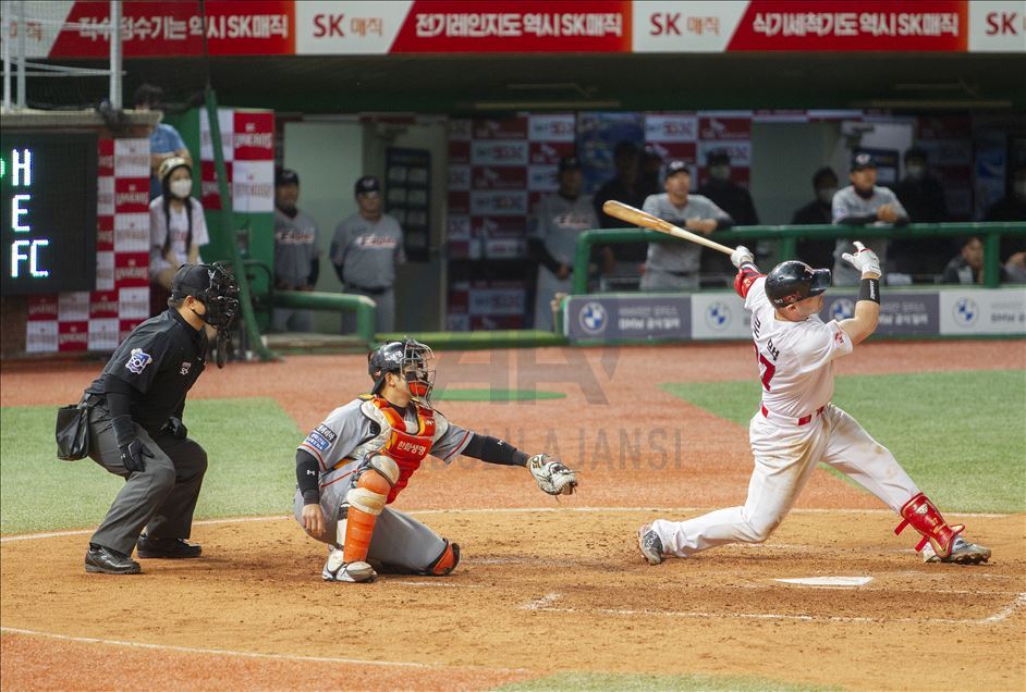 Baseball season resumes in South Korea without spectators