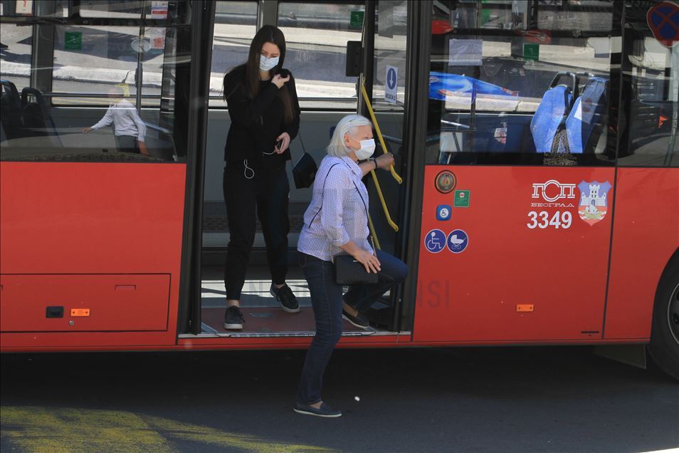 U Beogradu ponovo pokrenut gradski prevoz: U autobus sa maskom i rukavicama