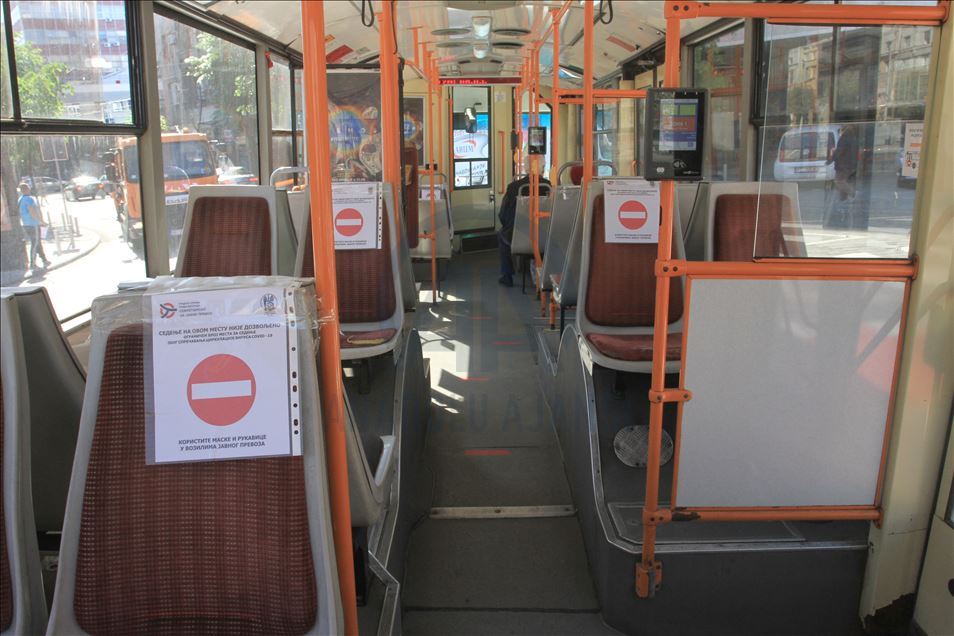 U Beogradu ponovo pokrenut gradski prevoz: U autobus sa maskom i rukavicama