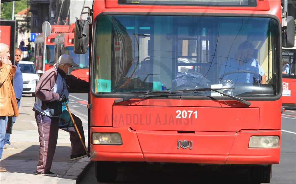 U Beogradu ponovo pokrenut gradski prevoz: U autobus sa maskom i rukavicama